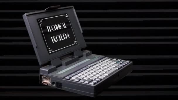 Vintage laptop met technisch probleem — Stockvideo