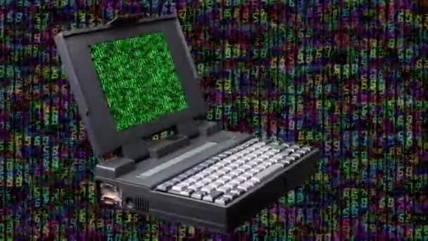 Vintage laptop με κωδικό στην οθόνη — Αρχείο Βίντεο