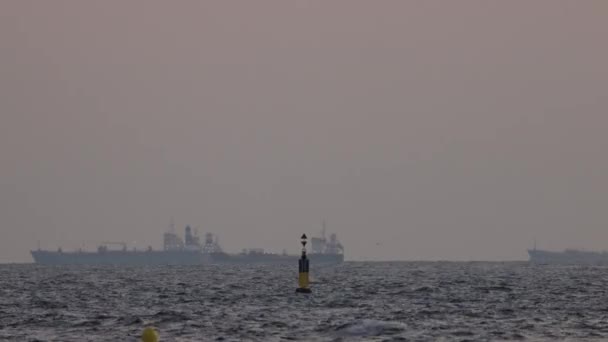 Barcos de contenedores en el horizonte en barcelona — Vídeo de stock