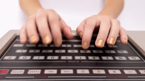 Hände tippen auf der Computertastatur — Stockvideo