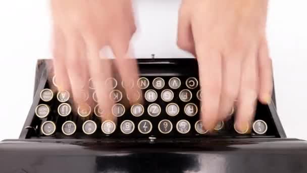Manos escribiendo en la vieja máquina de escribir — Vídeo de stock