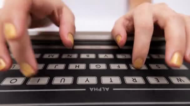 Manos escribiendo en el teclado de la computadora — Vídeo de stock