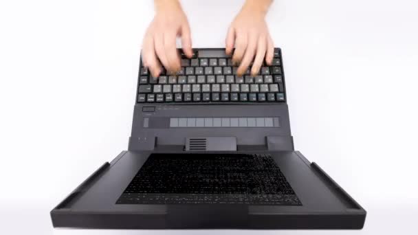 Handen typen op vintage laptop — Stockvideo