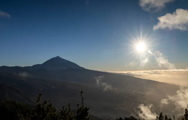 El teide in den Wolken bei Sonnenuntergang auf Teneriffa — Stockfoto