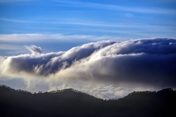 El teide en las nubes tenerife — Foto de Stock