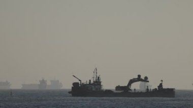 Barselona 'da ufukta konteyner gemileri var.