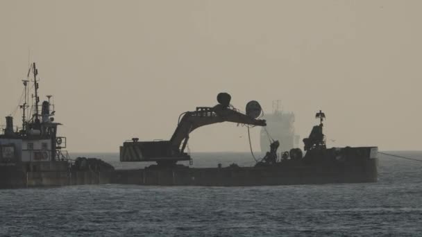 Barselona 'da ufukta konteyner gemileri var. — Stok video