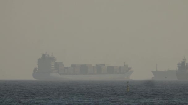 Barcos de contenedores en el horizonte en barcelona — Vídeo de stock