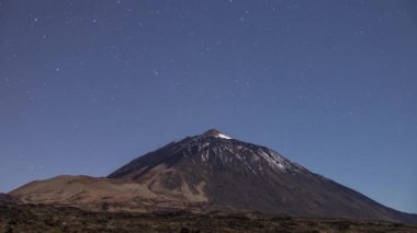 Geceleri tenerife kanarya adalarında gezeriz.