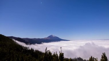 Tenerife kanarya adalarında bulut denizi