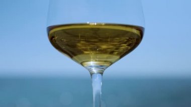 Denize karşı beyaz şarap