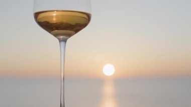 Denize karşı beyaz şarap