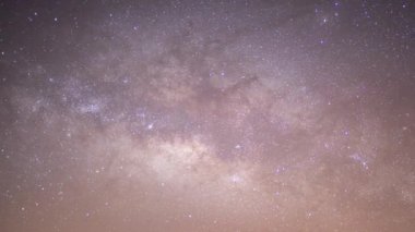 Yıldızlar gece gökyüzünde hareket ediyor