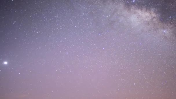 Yıldızlar gece gökyüzünde hareket ediyor — Stok video