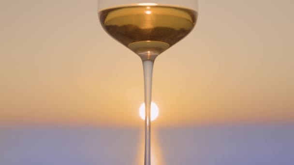 Denize karşı beyaz şarap — Stok video