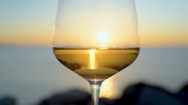 Denize karşı beyaz şarap