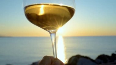 Denize karşı beyaz şarap