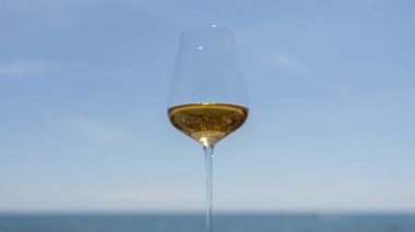 Denize karşı beyaz şarap