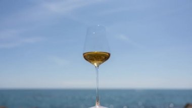 Denize karşı beyaz şarap