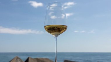 Denize karşı beyaz şarap