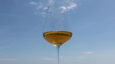 Denize karşı beyaz şarap