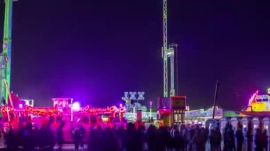 Akşamları gezintili bir lunapark