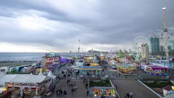 Jahrmarkt mit Fahrgeschäften in der Nacht — Stockvideo