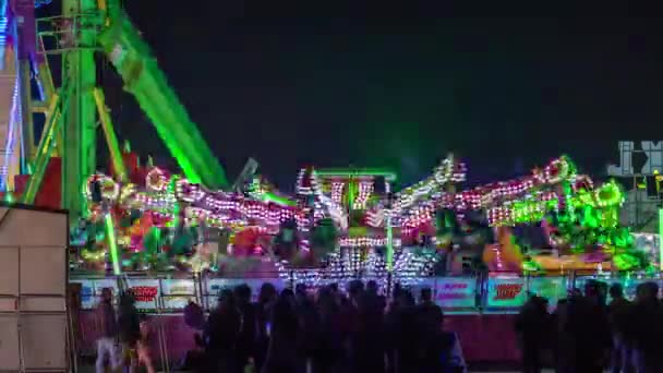 Jahrmarkt mit Fahrgeschäften in der Nacht — Stockvideo