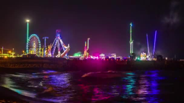 A funfair with rides at night — Vídeos de Stock