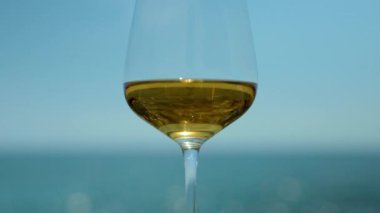 Denize karşı beyaz şarap