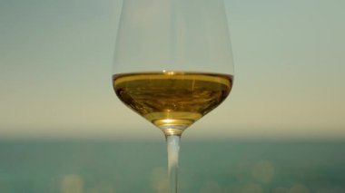 Denize karşı beyaz şarap