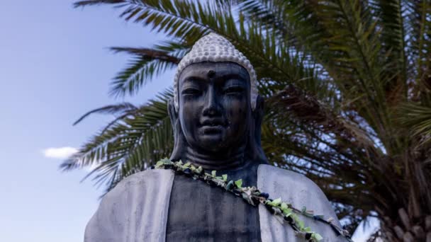 Una statua buddha con nuvole di passaggio — Video Stock