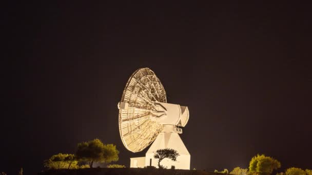 Δορυφόρος και αστέρια που κινούνται τη νύχτα — Αρχείο Βίντεο