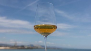 Denize karşı beyaz şarap