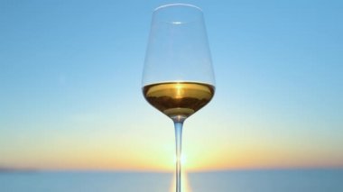 Denize karşı beyaz şarap