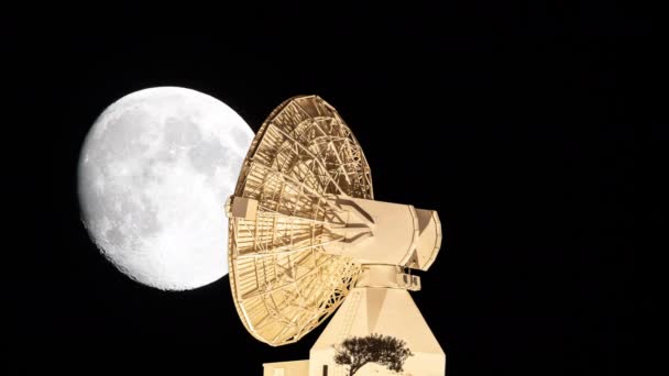 Satellite e lun completo in movimento di notte — Video Stock