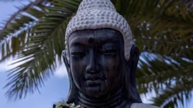 Bulutların arasından geçen bir Buda heykeli