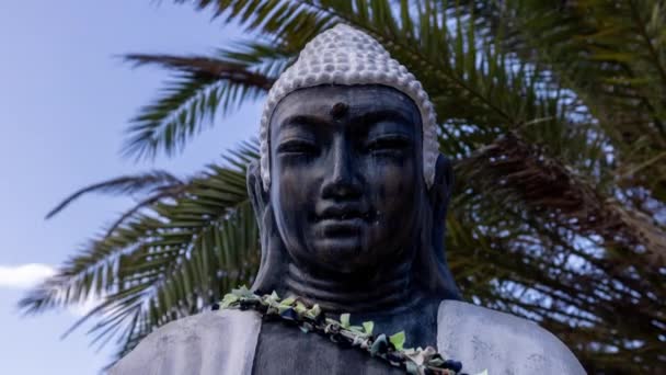 Ένα άγαλμα Βούδα με περαστικά σύννεφα — Αρχείο Βίντεο