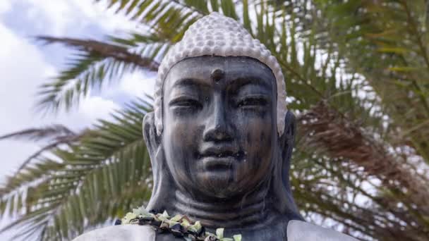 Ένα άγαλμα Βούδα με περαστικά σύννεφα — Αρχείο Βίντεο