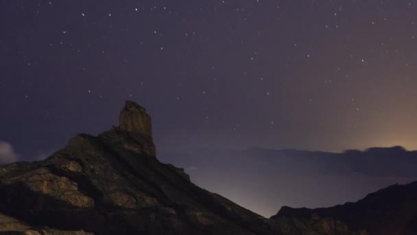 Roque nublo i gran canaria på natten — Stockvideo