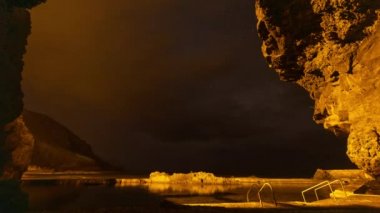 Yıldızlar La Palma 'da doğal yüzme havuzunun üzerinde