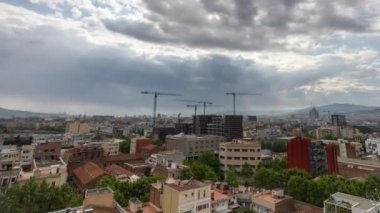 Barselona 'nın ufuk çizgisi zaman çizelgesi bulutları geçiyor