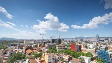 Barselona 'nın ufuk çizgisi zaman çizelgesi bulutları geçiyor