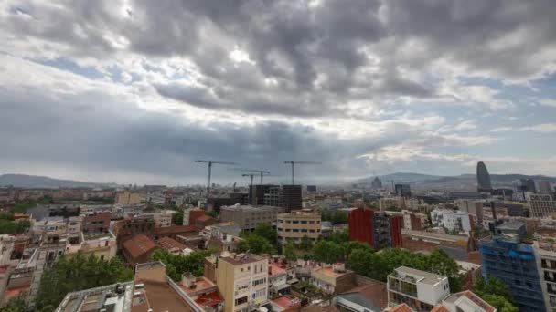 Время горизонта Барселоны с прохожими облаками — стоковое видео