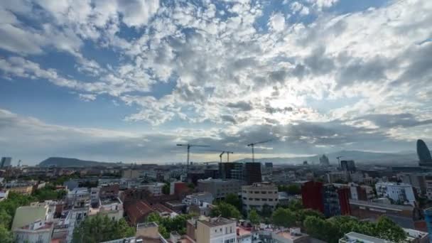 Barcelona linha do horizonte timelapse com nuvens passando — Vídeo de Stock