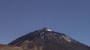 Geceleri tenerife kanarya adalarında gezeriz.