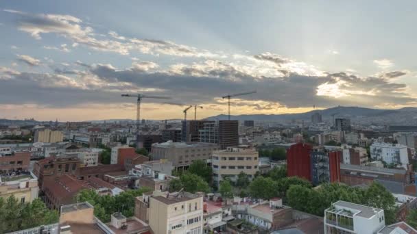 Zeitraffer der Skyline von Barcelona bei Sonnenuntergang — Stockvideo