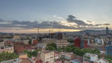 Barselona 'nın ufuk çizgisi zaman çizelgesi bulutları geçiyor