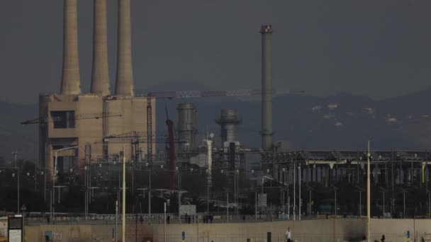 Barcelona Küste mit Kraftwerk im Hintergrund — Stockvideo