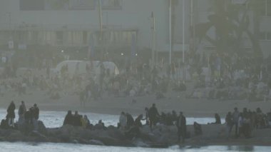 Binaları ve limanı olan Barselona kıyıları